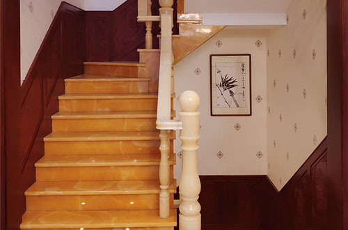 华池中式别墅室内汉白玉石楼梯的定制安装装饰效果
